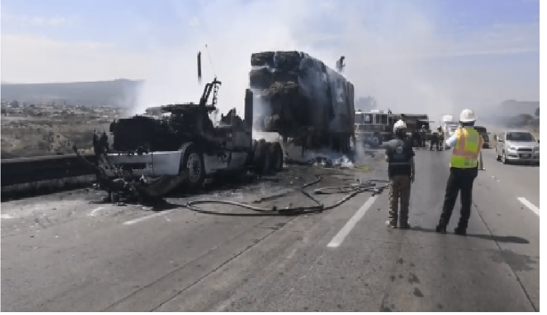 Se incendia tráiler en autopista México- Querétaro, unidad queda totalmente calcinada