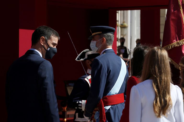 Felipe VI conversa con Pedro Sánchez durante el acto organizado con motivo del Día de la Fiesta Nacional.
