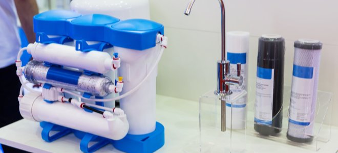filtro de agua de ósmosis inversa por un grifo de fregadero