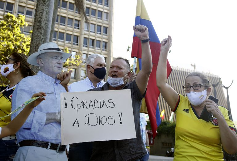 Simpatizantes del expresidente Álvaro Uribe celebran en Medellín.