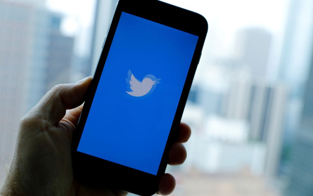 Twitter impone restricciones y más etiquetas de advertencia antes de elección en EU
