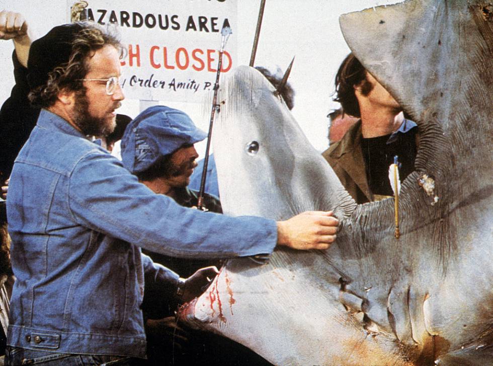 Richard Dreyfuss hace buenas amigas con uno de sus compañeros de reparto, el tiburón, durante el rodaje.