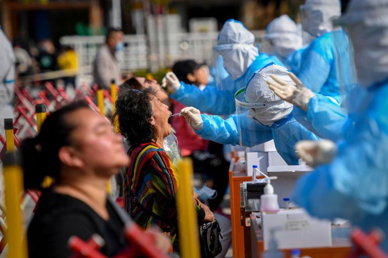 Realización de pruebas de coronavirus a residentes en Qingdao (China)