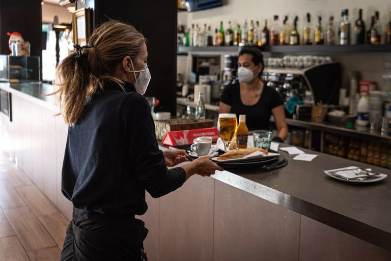 Las trabajadoras sufren mayor agotamiento, mayores posibilidades de ser despedidas y de ver estancadas sus carreras que los hombres.