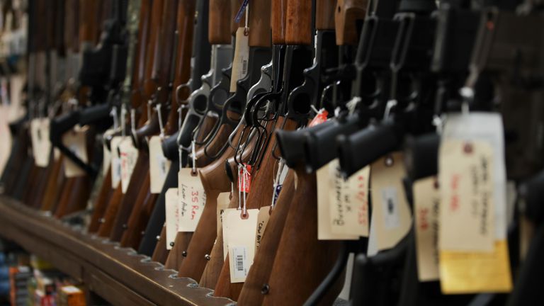 Unos rifles en una tienda de armas en Manassas, en Virginia.