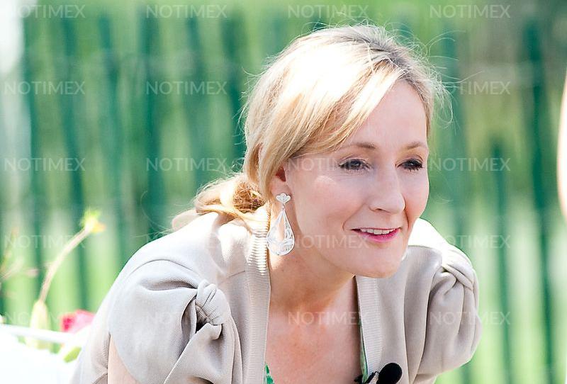 Señalan transfobia en J.K Rowling, al expresar postura en redes sociales