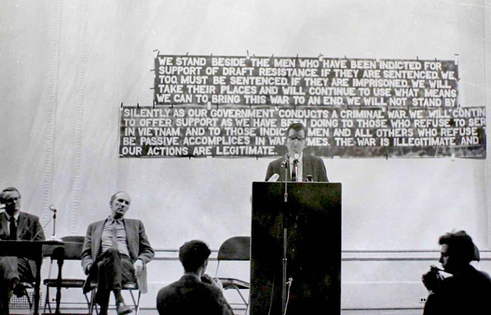 Chomsky, hablando en un mitin en defensa de los insumisos de la guerra de Vietnam en Nueva York, en 1968.