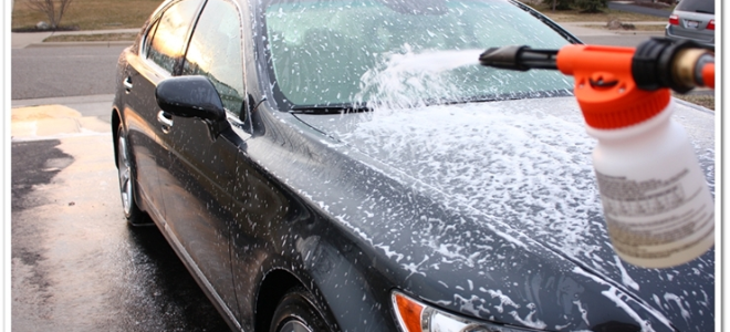 ¿Debería utilizar jabón doméstico para lavar su coche?