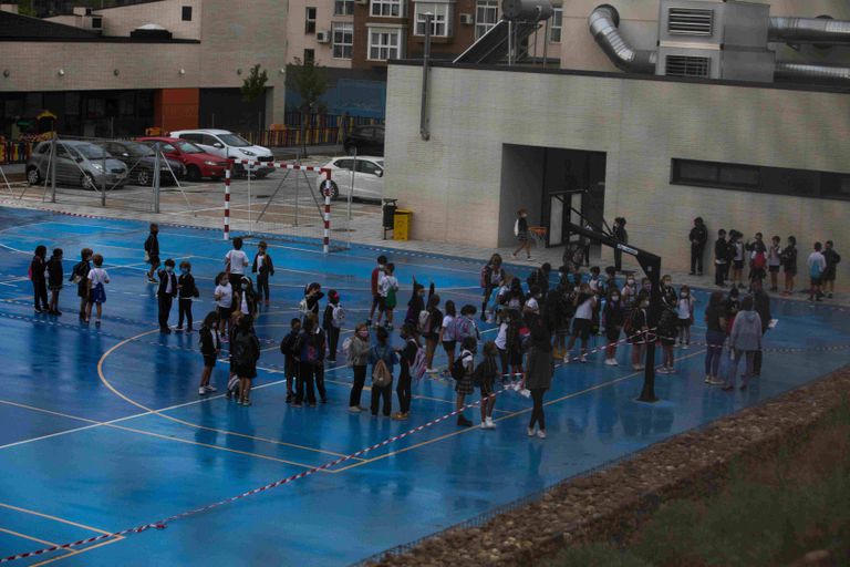 Loa alumnos seguían el protocolo para entrar al colegio madrileño Blas de Lezo el 17 de septiembre.