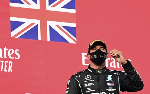 Hamilton celebra su victoria en el GP de Emilia Romagna de F1 en Imola