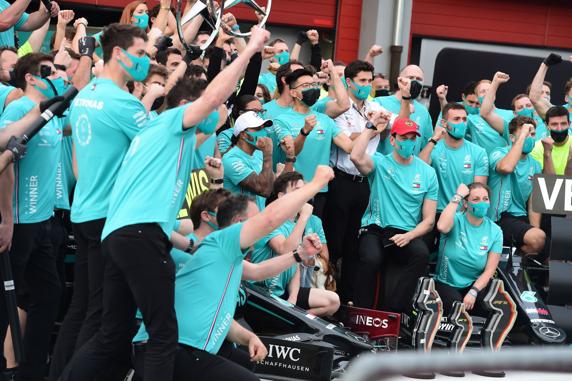 Lewis Hamilton celebra junto a su equipo la 7ª corona de constructores lograda por Mercedes en el GP de Emilia Romagna de F1 2020