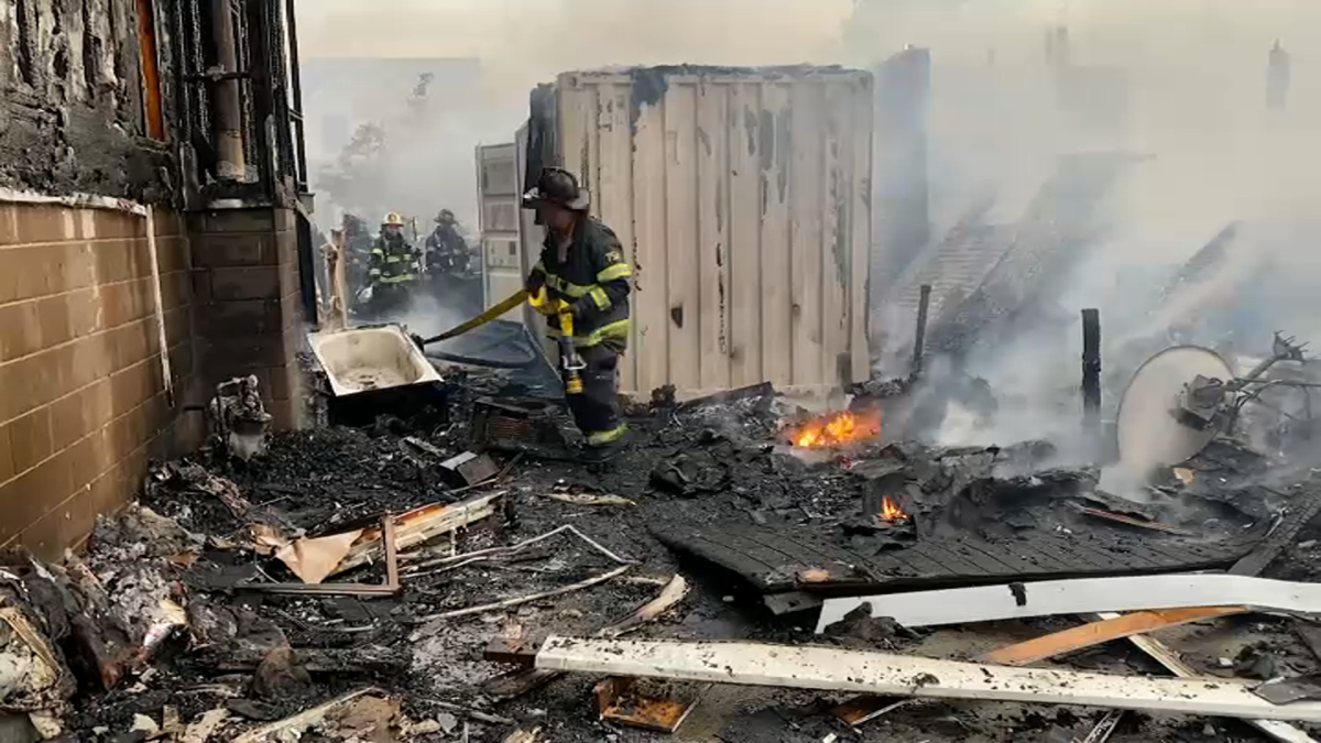 Vecindario en llamas tras posible explosión de gas en Nueva York