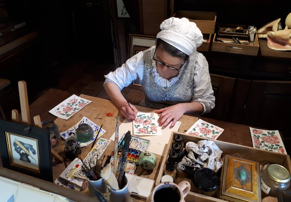 Una artesana trabaja en su taller en Puy du Fou.