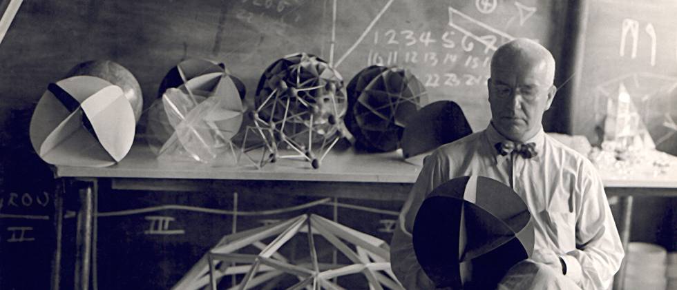 Buckminster Fuller, en 1948, fotografiado por una de sus alumnas en el Black Mountain College (BMC), una universidad en la que el arte era el centro de la educación. | Hazel Larsen Archer