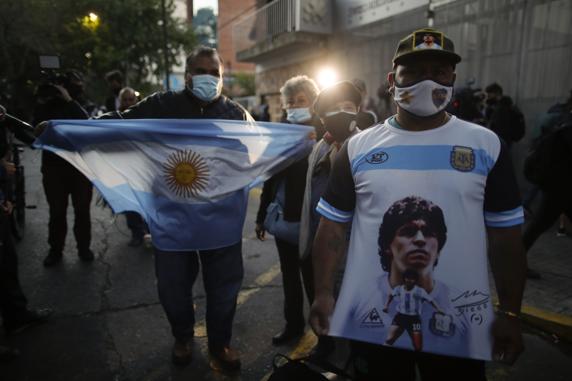 Los fans de Maradona se congregan ahora en la Clínica Olivos, donde será operado
