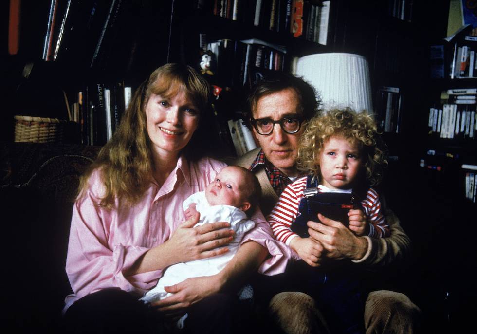 Tiempos más felices: retrato familiar de Mia Farrow, Woody Allen y sus hijos Satchel y Dylan.