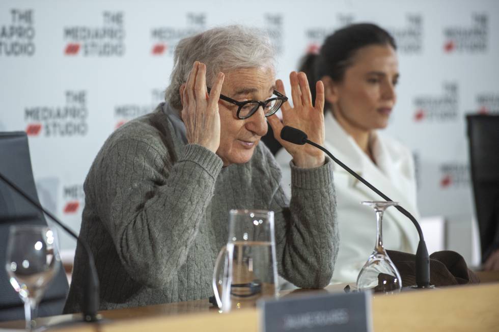 Woody Allen (con Elena Anaya al fondo) durante una rueda de prensa en San Sebastián en julio de 2019 para anunciar el rodaje de 'Rifkin's Festival', que se estrena en España hoy.