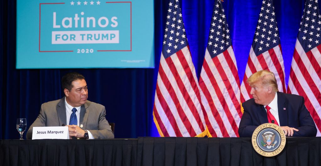 Trump logra respaldo inesperado entre latinos, pero pierde algunos votantes de 2016: sondeo