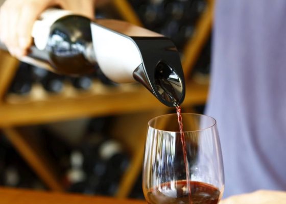 El aireador de vino inteligente de Aveine es una gran mejora para los amantes del vino, y también podría crear algunos nuevos