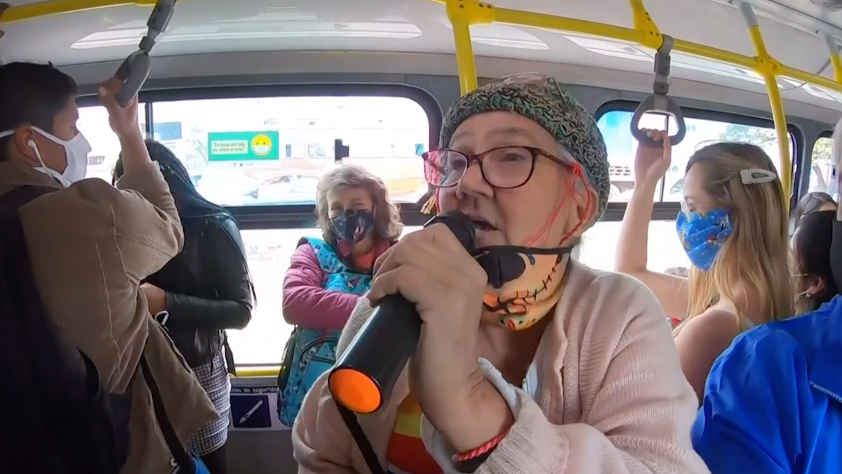 Anciana inmigrante se gana la vida como rapera