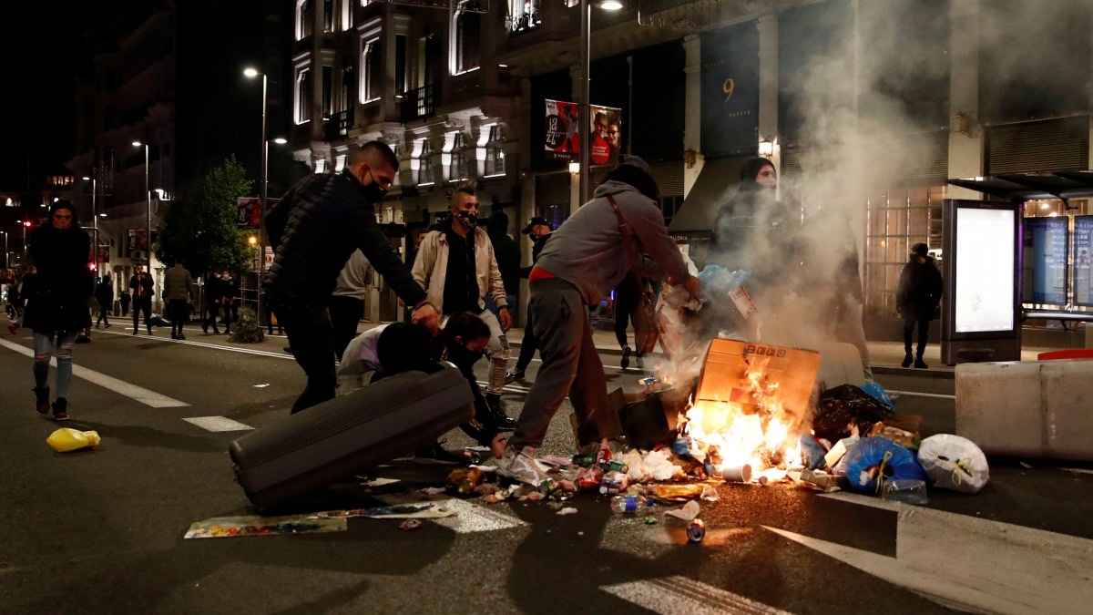 España vive segunda noche de violencia tras restricciones por el COVID-19