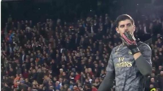 Courtois lanzó besos a la afición de Mestalla tras el gol de Benzema
