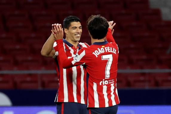 Luis Suárez y Joao Félix celebran un gol.