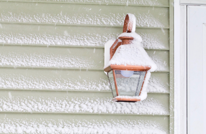 Lámpara de cobre al aire libre espolvoreada en la nieve