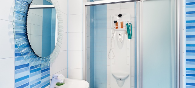 Cómo limpiar y reparar las puertas de ducha corredizas