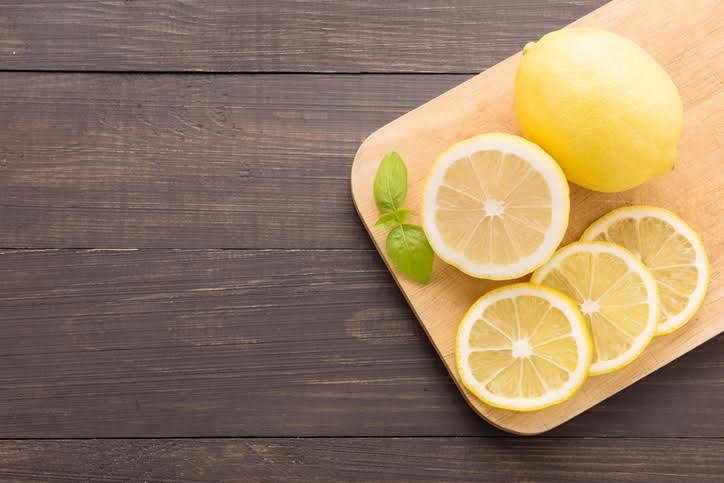 Una tabla de cortar con limones. 