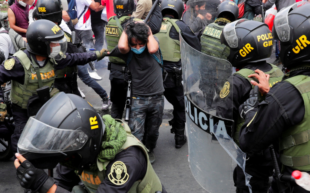 Al menos 27 detenidos en Lima en las protestas contra la investidura de Merino