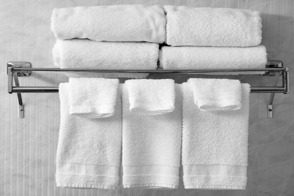 Una pila de toallas de baño en un toallero. 