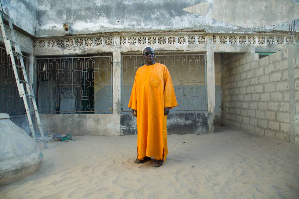 Insa Wade, en el patio de su casa de Gandiol, en Senegal.