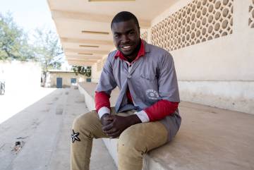 Arriba: Fatou Diene, que planea estudiar Sociología. Abajo: Cheikh Sidati Diop, que quiere convertirse en periodista deportivo. Ambos tienen 20 años y estudian en el liceo Tassinere de Gandiol, en la región de Saint Louis (Senegal).