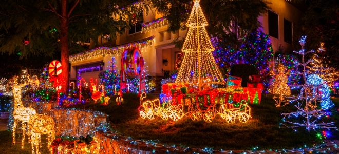 Cómo colgar luces navideñas fuera de tu casa