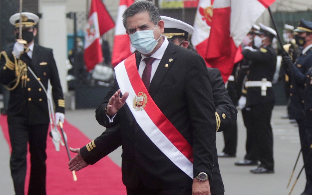 Presidente interino de Perú presenta gabinete y pide calma a ciudadanos en medio de protestas