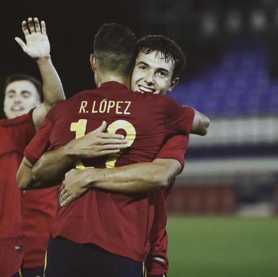 Roberto López celebra su gol con la selección española Sub-21 junto a otro realista como Zubimendi