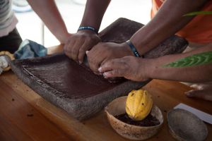 Elaboración del chocolate según la tradición maya en la plantación Cyrila Chocolate de Belice.