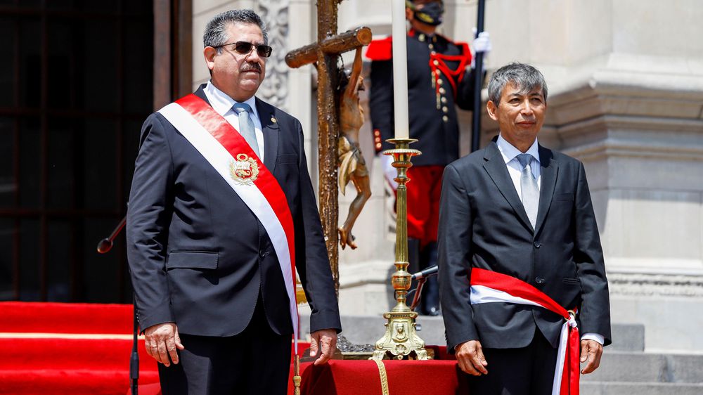 Miles de peruanos protestan contra el Gobierno interino de Manuel Merino