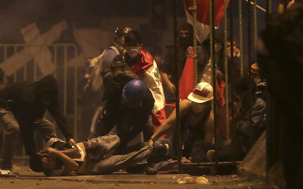 Dos muertos y centenares de heridos en Perú por la represión policial de las protestas