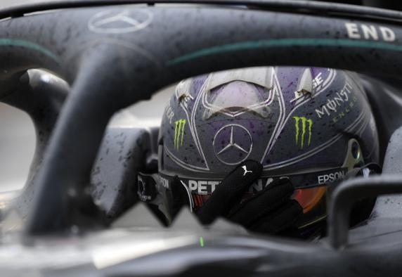 Hamilton, llorando al llegar al parque cerrado, tras ganar el GP de Turquía de F1 2020