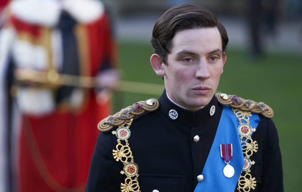 Carlos de Inglaterra, durante su investidura como príncipe de Gales en el castillo de Caernarvon, en 'The Crown'.