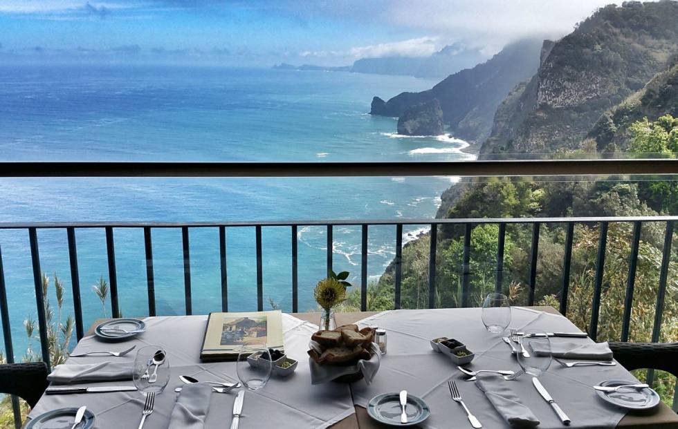 Mesa con vistas panorámicas en el restaurante Quinta do Furâo