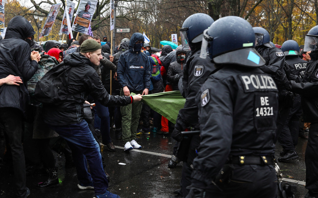 Detienen en Berlín a más 100 de personas que protestaban contra restricciones por la pandemia