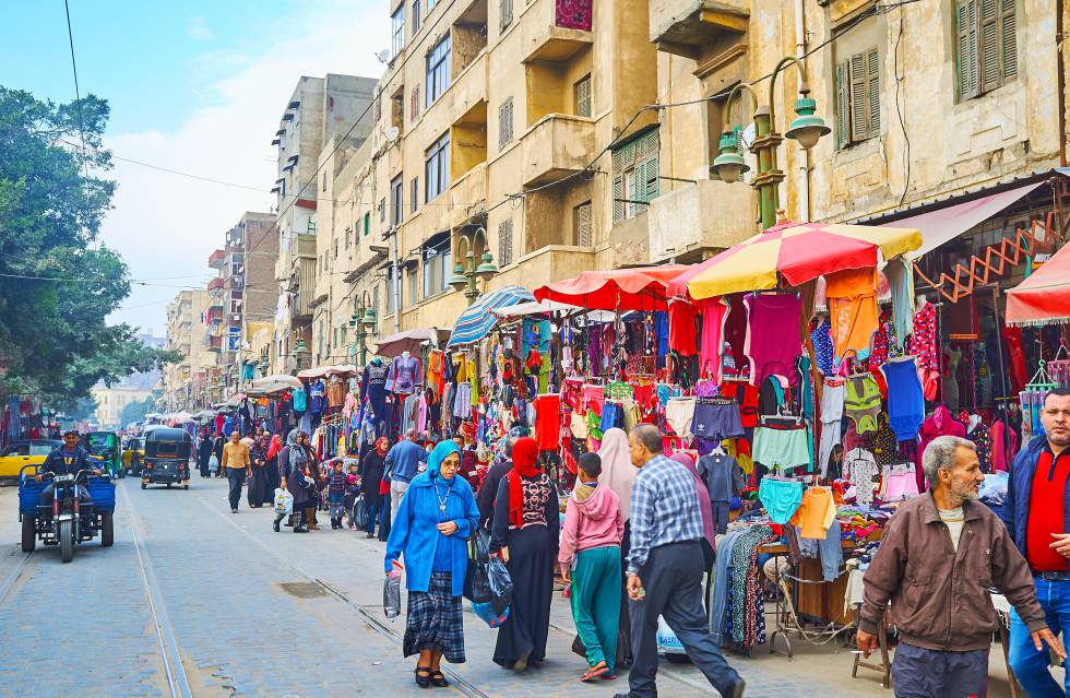 La avenida Karmouz, en Alejandría, llena de tenderetes donde venden ropa.