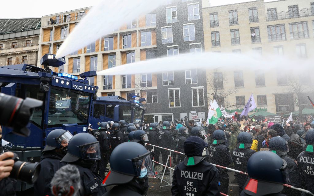 Al menos 77 policías resultan heridos en protesta contra restricciones por la pandemia en Berlín