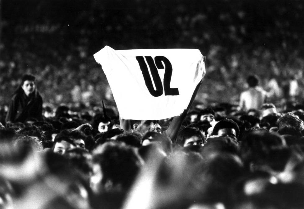 Si hay que definir la 'épica del rock de estadio', los que estuvieron allí la vivieron. En la imagen, el público de U2 en el Santiago Bernabéu aquel verano de 1987.