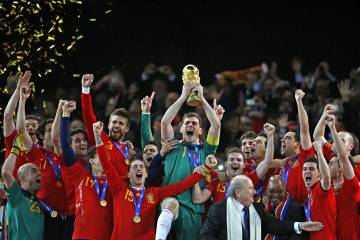 Iker Casillas levanta la Copa del Mundo en Sudáfrica en 2010.