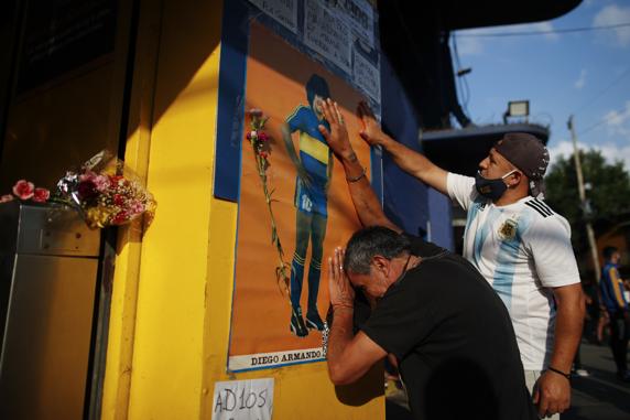 Seguidores del '10' lloran su muerte en Argentina