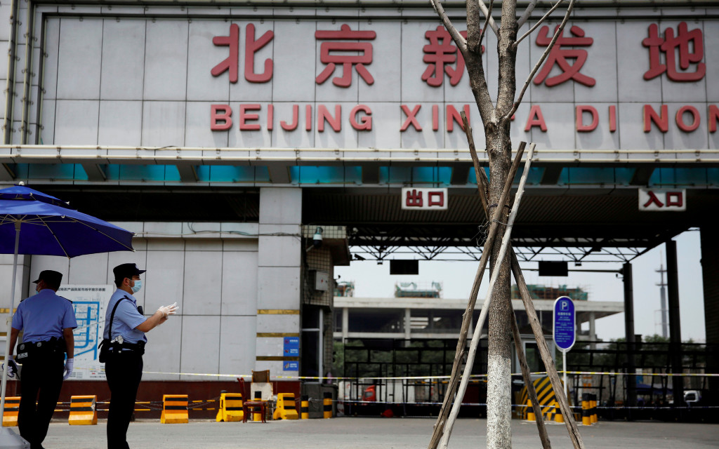 Mercado mayorista Xinfadi en Pekín suspende ventas y almacenamiento de alimentos congelados